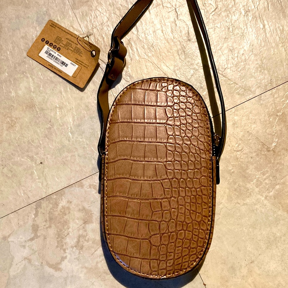 Small croosbody tan with croc design gold zipper